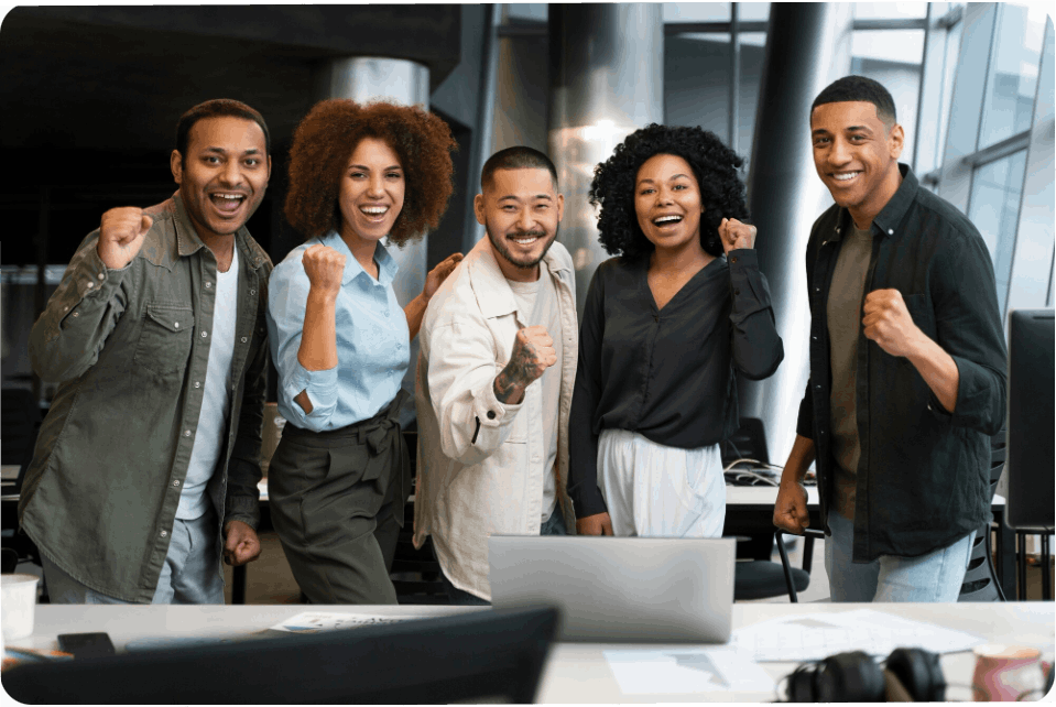 Grupo diverso de pessoas profissionais sorrindo, fundo de escritório moderno.